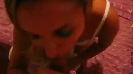 นักเรียนเปลื้องผ้าระหว่างดูดนมสุดที่รักที่บ้าน คลิป วีดีโอ โป๋