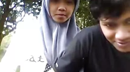 สาวเสน่ห์ดูดกระเจี๊ยวใหญ่และช่วยตัวเองด้วยมือของเขา วีดีโอ หี