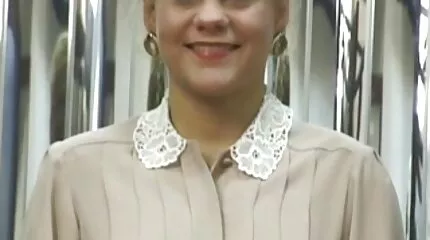 สาวผมแดงยั่วยวนเปลื้องผ้าและโพสท่าอย่างเจ้าชู้ วีดีโอ โป๊ ฟรี
