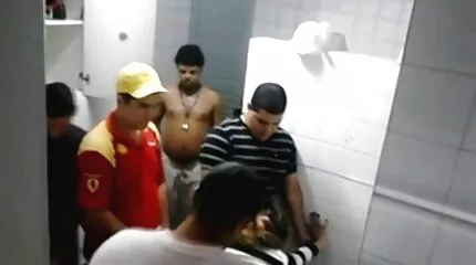 สาวให้ blowjob กับ วีดีโอ โป๊ ออนไลน์ pikaper ในลานจอดรถและดื่มน้ำ cum ของเขา