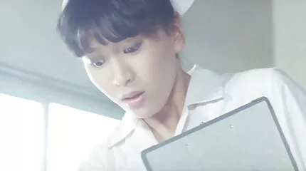 ลาติน่ารอยสักนิสัยเสียสำหรับน้ำพุของ วีดีโอ เลีย หี cum จากไก่คนรักของเธอ