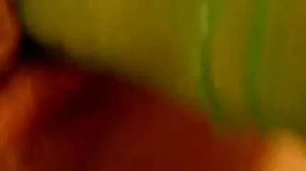ภรรยาสาวในถุงน่อง fucks sex วีดีโอ อยู่บนเตียงกับสามีของเธอ