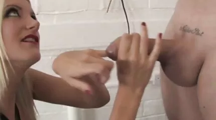 ผู้หญิงเลว xxx วีดีโอ คอ ล busty ในชุดบิกินี่สมควรได้รับการห้ำหั่นในตูด